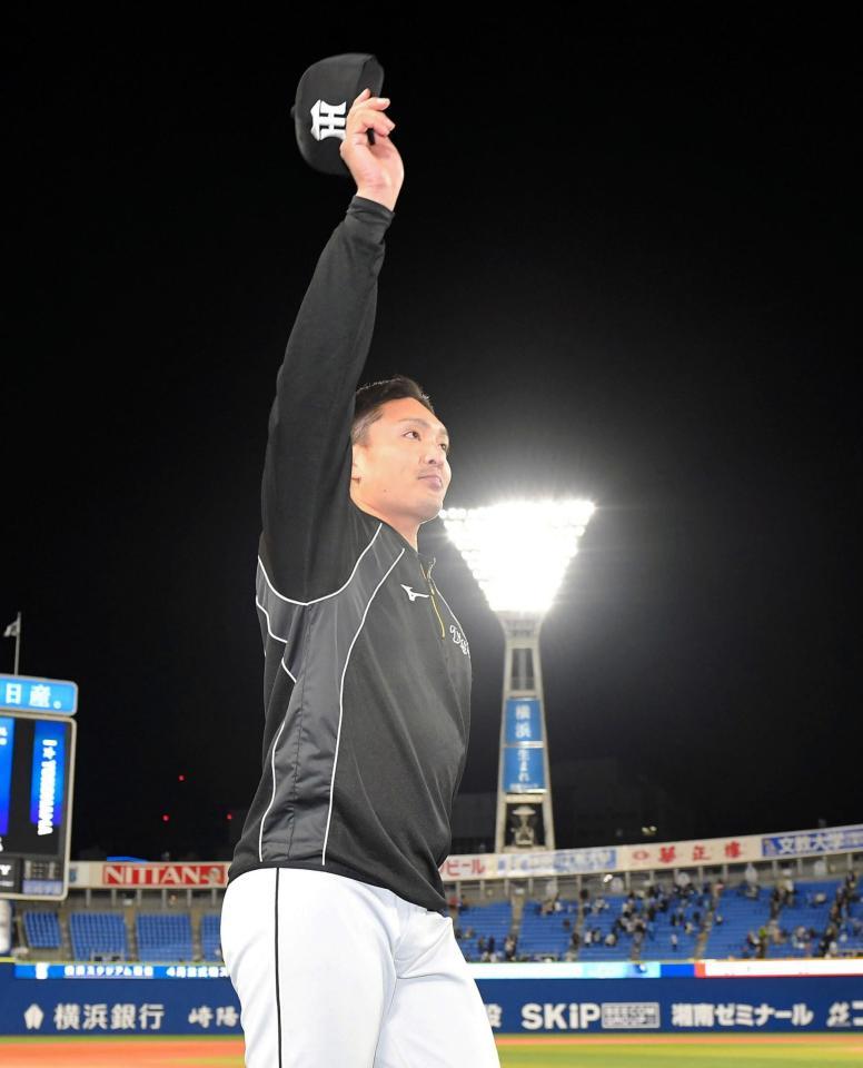 ファンの声援に応える阪神・秋山拓巳＝横浜（撮影・北村雅宏）