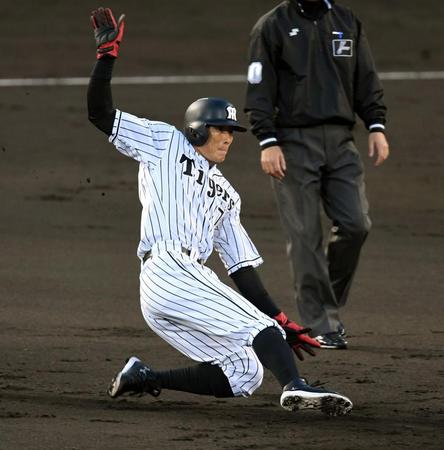 　１回、今季初盗塁を決める阪神・糸井