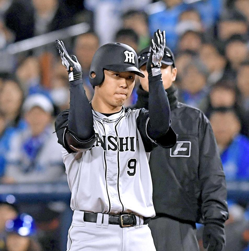 　９回、勝ち越しタイムリーを放ち手を叩いて喜ぶ高山（撮影・飯室逸平）