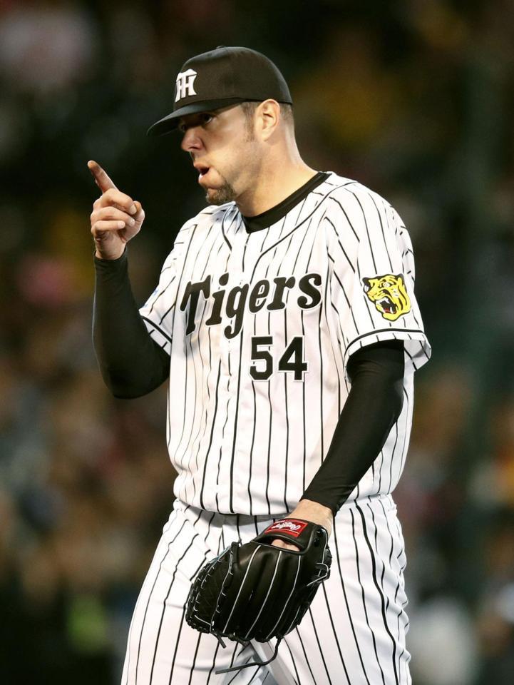 　６回広島１死一塁、丸を遊ゴロ併殺に仕留めた阪神・メッセンジャー＝甲子園