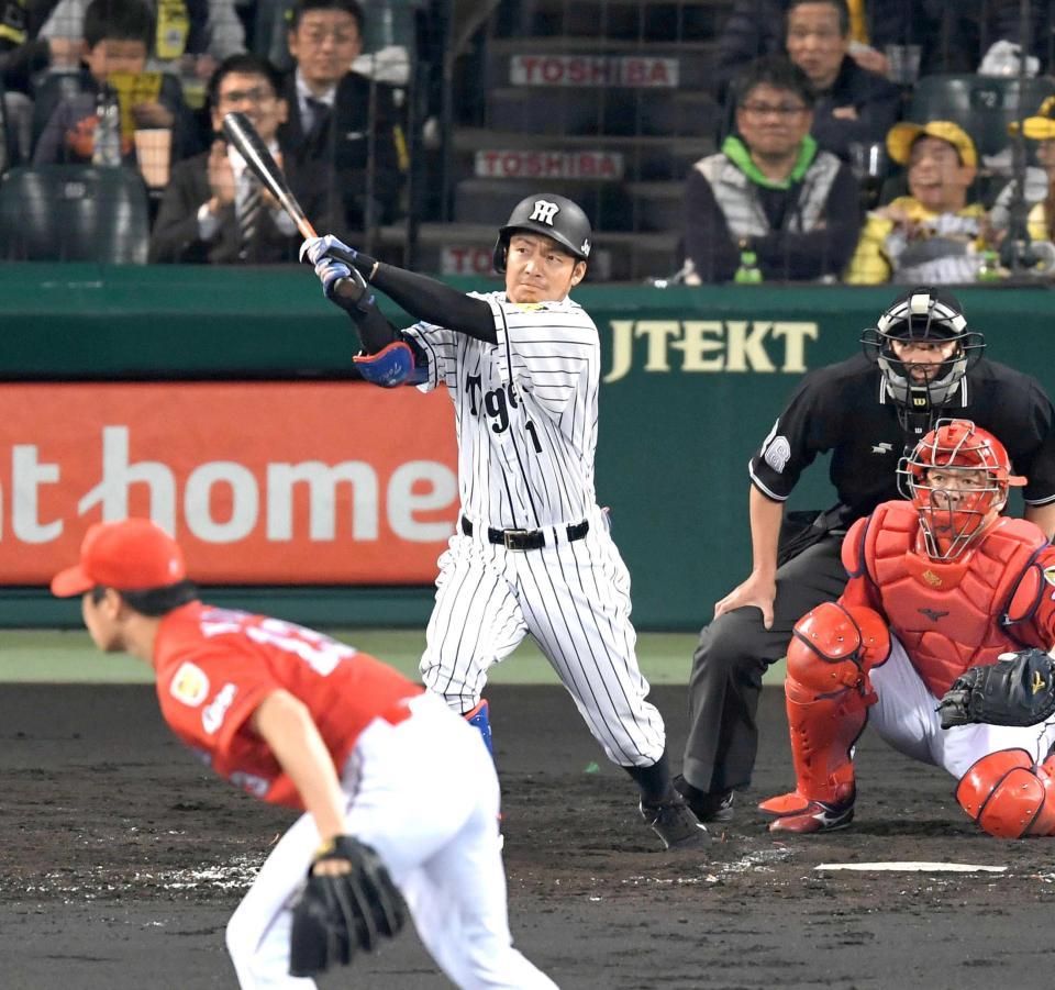 　３回、２点適時二塁打を放つ鳥谷（投手・加藤）＝撮影・飯室逸平