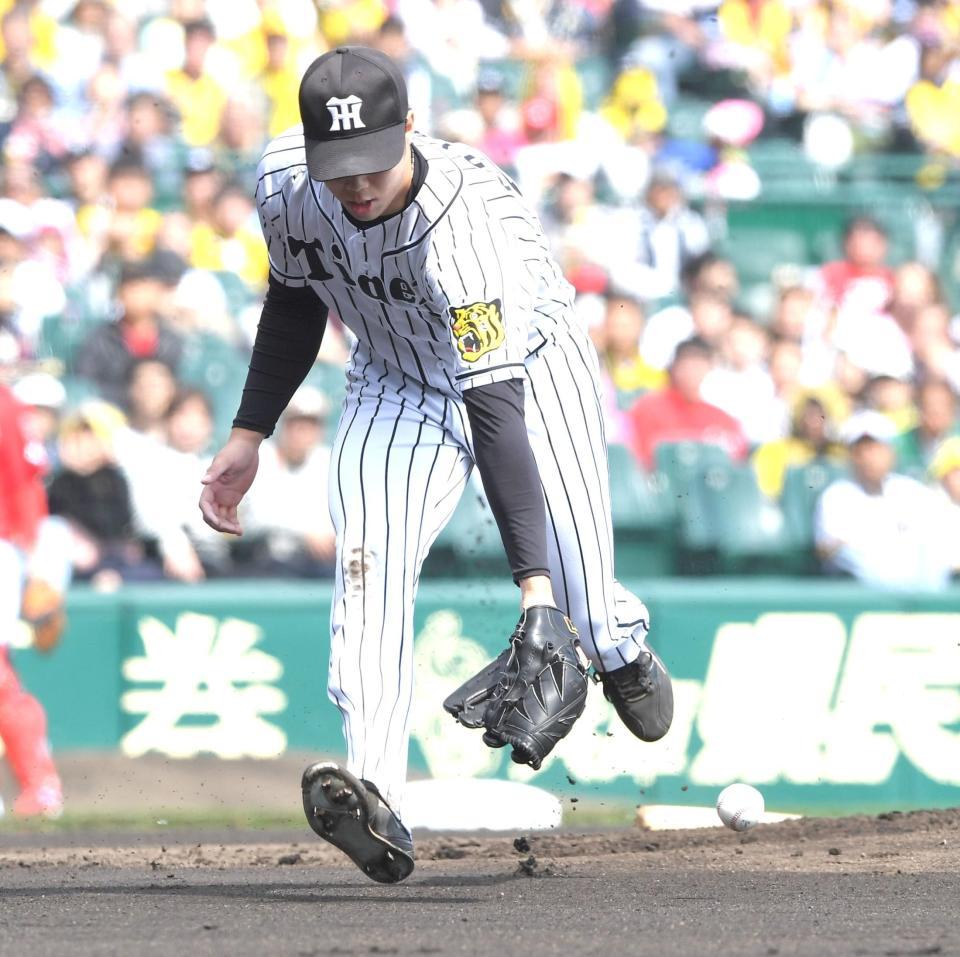 １回広島、無死満塁、広島・鈴木誠也の打球を捕り損ねる阪神・青柳晃洋＝甲子園（撮影・飯室逸平）