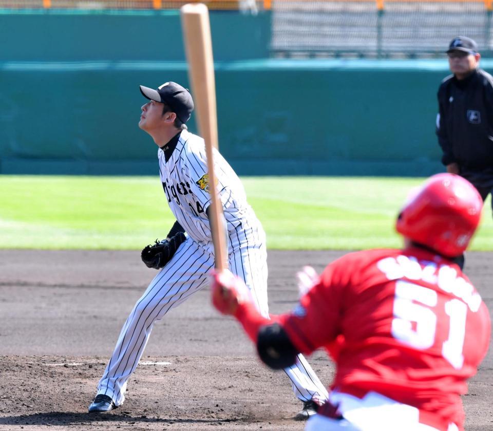 １回、鈴木（手前）に先制の左犠飛を許す能見＝甲子園