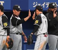 鳥谷と勝利のハイタッチをかわす金本監督（撮影・飯室逸平）