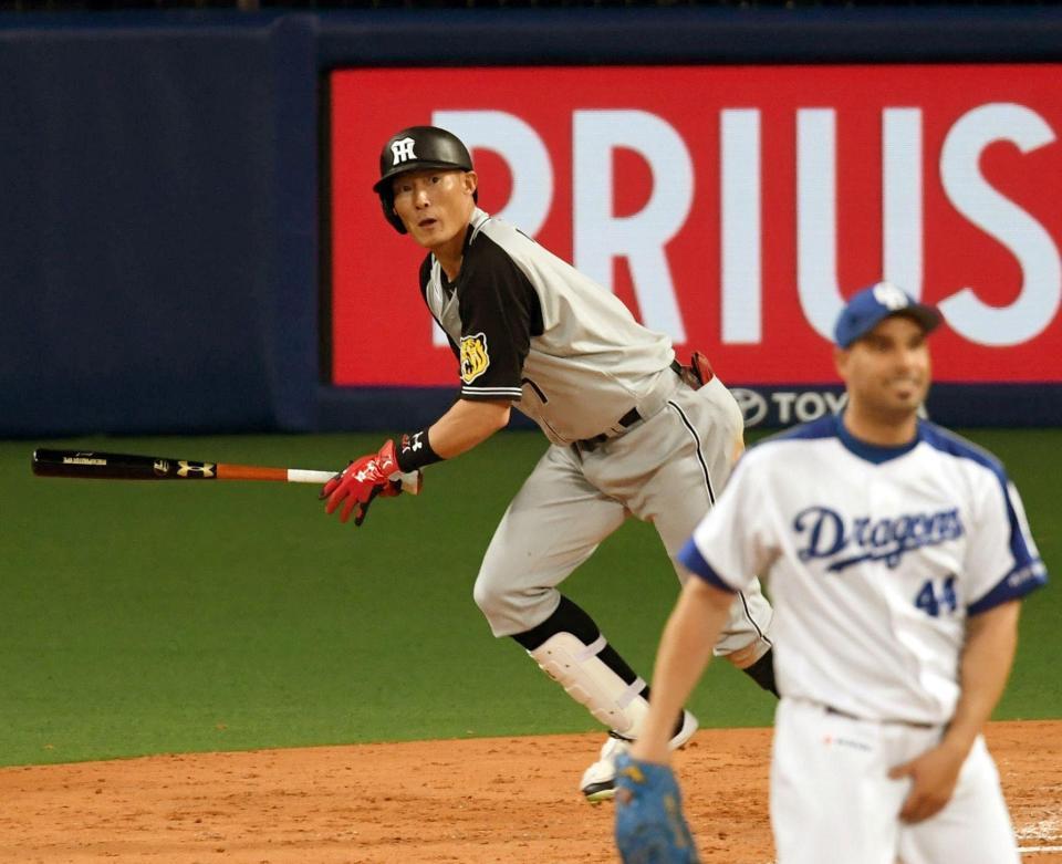 　５回、左前へ先制適時打を放つ糸井。投手・バルデス