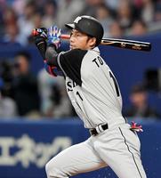 ２回、投手への内野安打を放つ阪神・鳥谷敬＝ナゴヤドーム（撮影・高部洋祐）