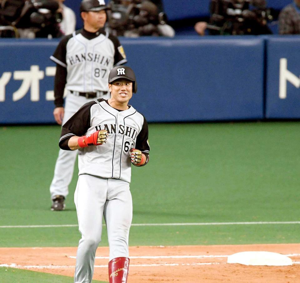 　８回、勝ち越しの犠飛を放ち喜ぶ中谷（撮影・田中太一）