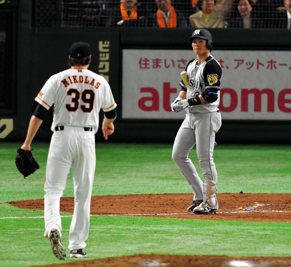 ５回、マイコラス（左）から押し出しの四球を選ぶ北條＝東京ドーム