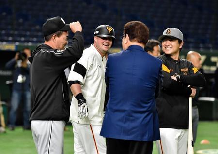 巨人・マギー、高橋監督（右）に冷やかされる阪神・福留（左端）＝東京ドーム（撮影・園田高夫）