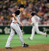 ８回、巨人・マギー（右）の特大ソロを浴びた阪神・松田遼馬＝東京ドーム（撮影・園田高夫）