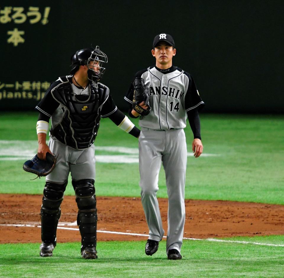 ３回、逆転され、梅野に激励される能見（右）