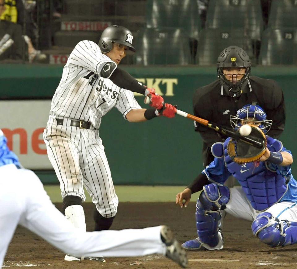 　８回、左前打を放つ糸井（撮影・田中太一）