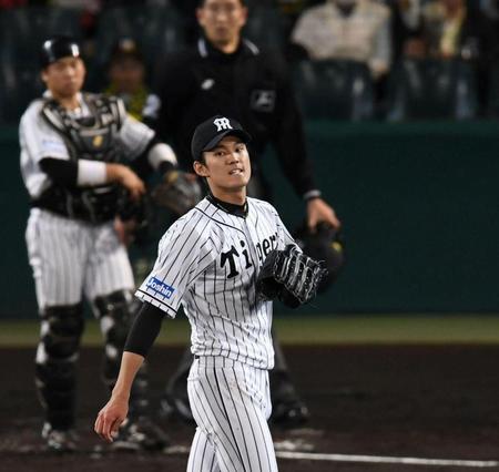 ３回ＤｅＮＡ１死二塁、ＤｅＮＡ・梶谷隆幸の打球を二塁へ悪送球しピンチを招いた阪神・藤浪晋太郎は悔しがる＝甲子園（撮影・田中太一）