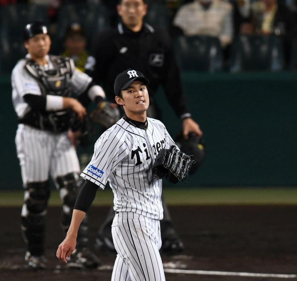 ３回ＤｅＮＡ１死二塁、ＤｅＮＡ・梶谷隆幸の打球を二塁へ悪送球しピンチを招いた阪神・藤浪晋太郎は悔しがる＝甲子園（撮影・田中太一）