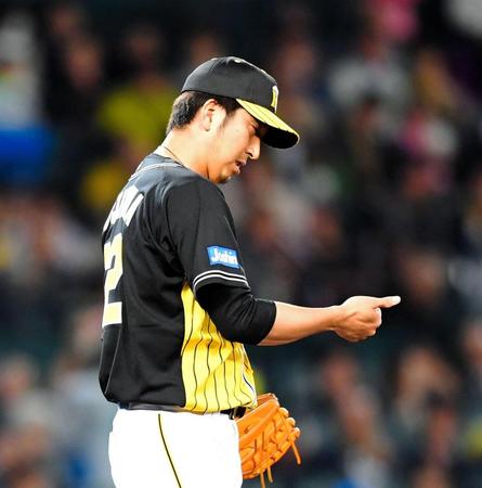 ９回、大島の打球を当て、気にする藤川