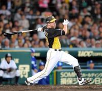 ４回、先制のタイムリー二塁打を放つキャンベル