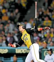 ５回、ソロを放つ中谷