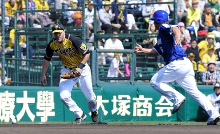 １回中日１死満塁、中日・藤井淳志の打球をファンブルする阪神　エリック・キャンベル（左）＝甲子園（撮影・高部洋祐）