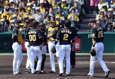 １回中日１死満塁、ピンチを迎えマウンドに集まる阪神ナイン＝甲子園（撮影・山口登）