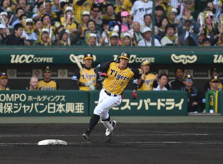 ６回阪神無死、糸井は左中間に二塁打を放ちベースを周る＝甲子園（撮影・山口登）