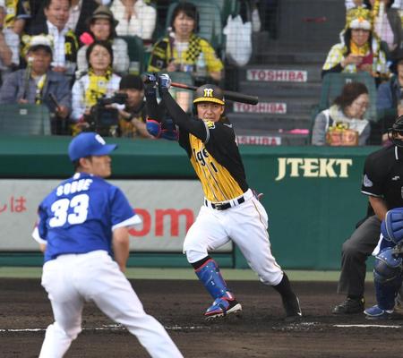 ７回阪神２死、代打・鳥谷は左前打を放つ（投手　中日・祖父江大輔）＝甲子園（撮影・山口登）