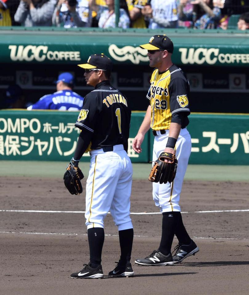 試合前、阪神・鳥谷敬（左）は阪神エリック・キャンベルとノックを受ける＝甲子園（撮影・山口登）