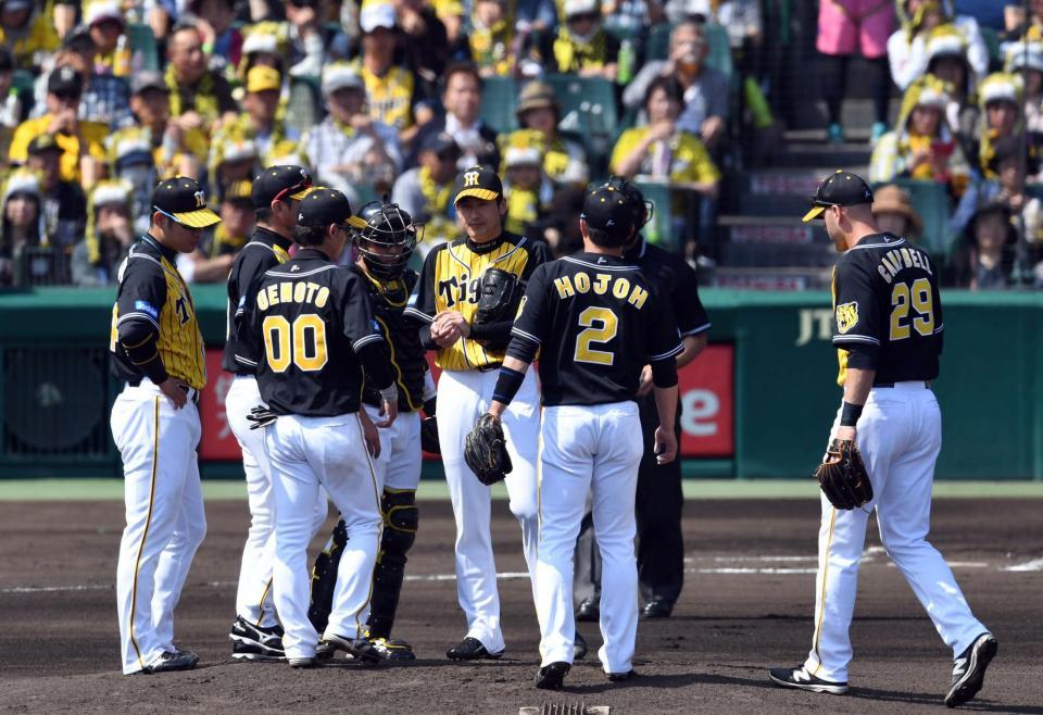 １回中日１死満塁、ピンチを迎えマウンドに集まる阪神ナイン＝甲子園（撮影・山口登）