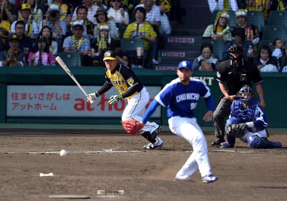 ３回阪神２死満塁、阪神・福留孝介が中前に同点打を放つ（投手、中日ジョーダン・ノルベルト　捕手、中日・松井雅人）＝甲子園（撮影・山口登）　