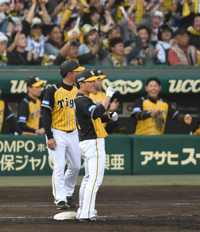 ８回阪神２死満塁、右前に勝ち越し打を放った阪神・北條は塁上でガッツポーズ＝甲子園（撮影・山口登）