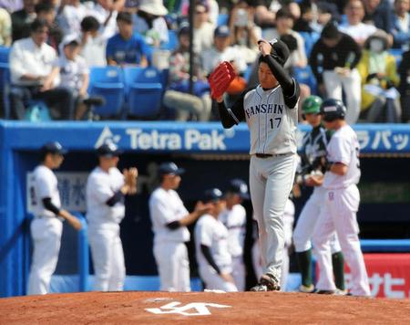 １回、押し出し四球でヤクルトに先制を許す阪神・岩貞＝神宮球場（撮影・堀内翔）