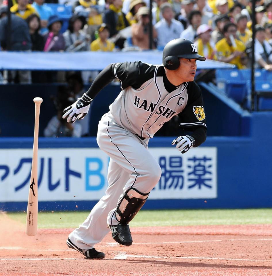 ２回阪神無死、福留が右線ヒットを放つ＝神宮球場（撮影・園田高夫）