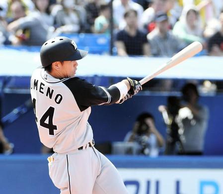 ４回阪神二死、梅野隆太郎が左越えソロを放つ＝神宮球場（撮影・園田高夫）