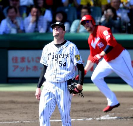 ４回、広島・エルドレッドに２打席連続となる２ランを浴びる阪神　ランディ・メッセンジャー＝甲子園（撮影・飯室逸平）
