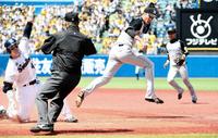 　１回、雄平（左）の一ゴロでベースカバーに入る藤浪（撮影・園田高夫）