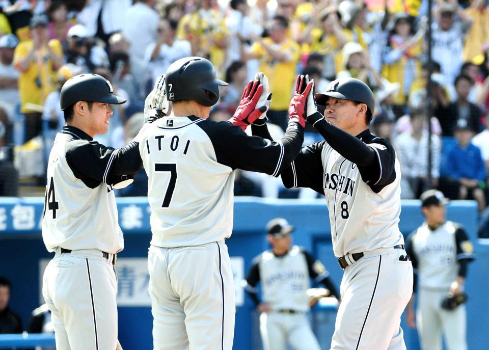 　５回、２ランを放ち糸井らとタッチする福留（撮影・園田高夫）