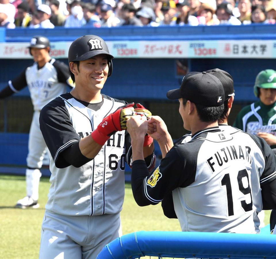 　５回、ソロを放ち藤浪と笑顔でグータッチする中谷（撮影・飯室逸平）