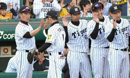 　鳥谷（左から２人目）と勝利のハイタッチを交わす金本監督（撮影・飯室逸平）