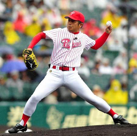 ファーストピッチセレモニーで投球する遠山奬志氏＝甲子園（撮影・高部洋祐）