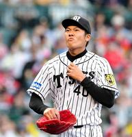 ２点を失った１回表を終え、険しい表情でベンチに戻る阪神・福永春吾＝甲子園（撮影・高部洋祐）