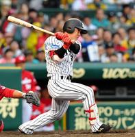 ７回阪神２死一・二塁、右前に同点の適時打を放つ阪神・糸原＝甲子園（撮影・高部洋祐）