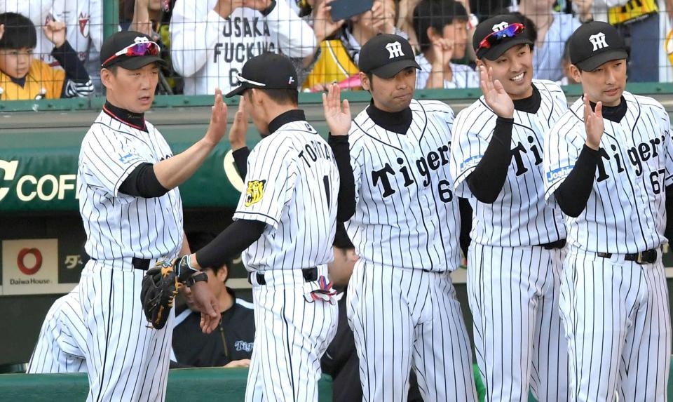 　鳥谷（左から２人目）と勝利のハイタッチを交わす金本監督（撮影・飯室逸平）