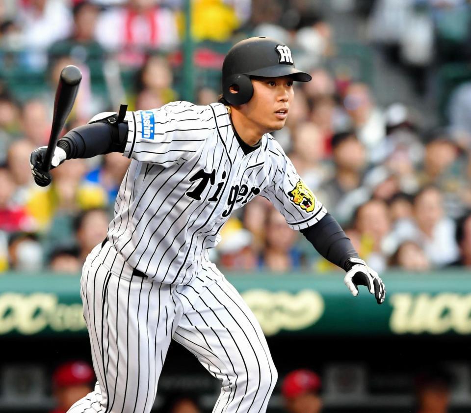 ６回阪神２死満塁、右翼線に３点適時三塁打を放つ阪神・高山＝甲子園（撮影・高部洋祐）