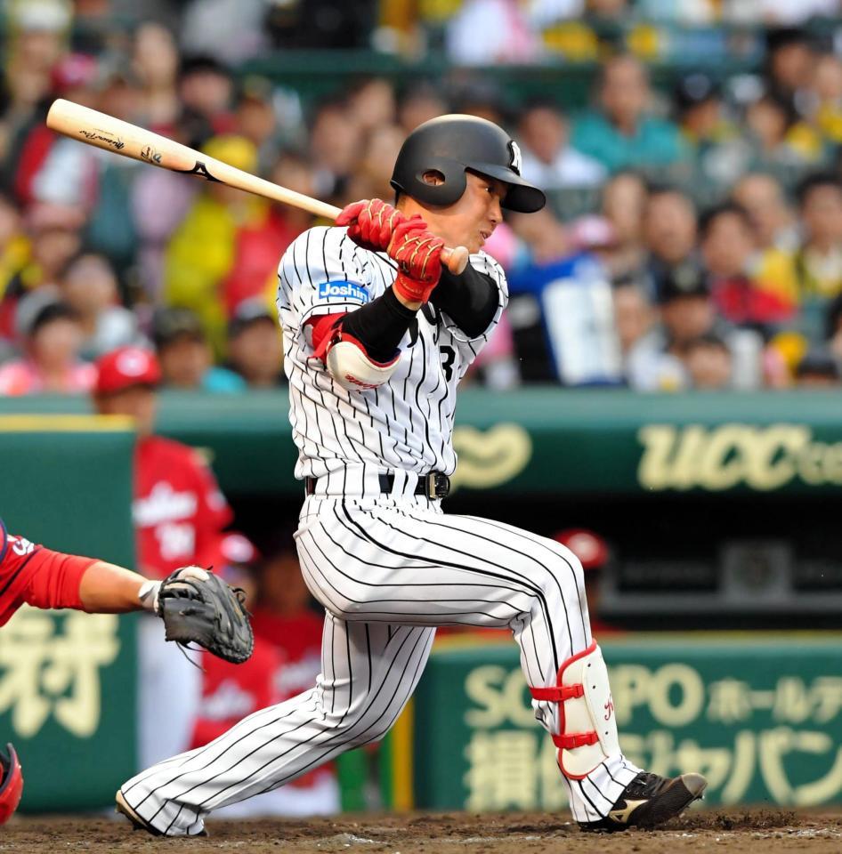７回阪神２死一・二塁、右前に同点の適時打を放つ阪神・糸原＝甲子園（撮影・高部洋祐）