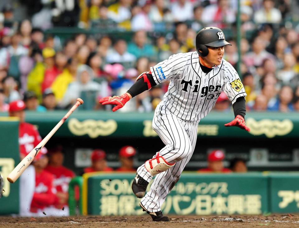 ７回阪神２死一・二塁、右前に同点の適時打を放つ阪神・糸原＝甲子園（撮影・高部洋祐）