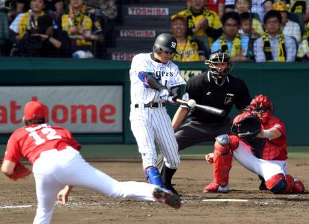 ４回阪神２死二、三塁、右前へ先制２点適時打を放つ阪神・鳥谷敬。投手・広島・九里亜蓮＝甲子園（撮影・田中太一）