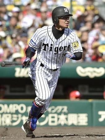 　４回阪神２死二、三塁、鳥谷が右前に先制の２点打を放つ＝甲子園