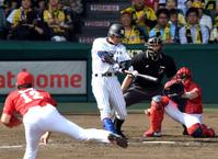 ４回阪神２死二、三塁、右前へ先制２点適時打を放つ阪神・鳥谷敬。投手・広島・九里亜蓮＝甲子園（撮影・田中太一）