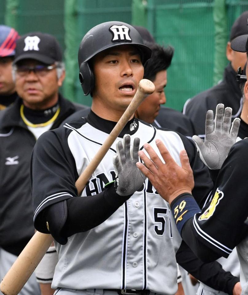 ６日のウエスタン、オリックス戦で中越え本塁打を放った伊藤隼