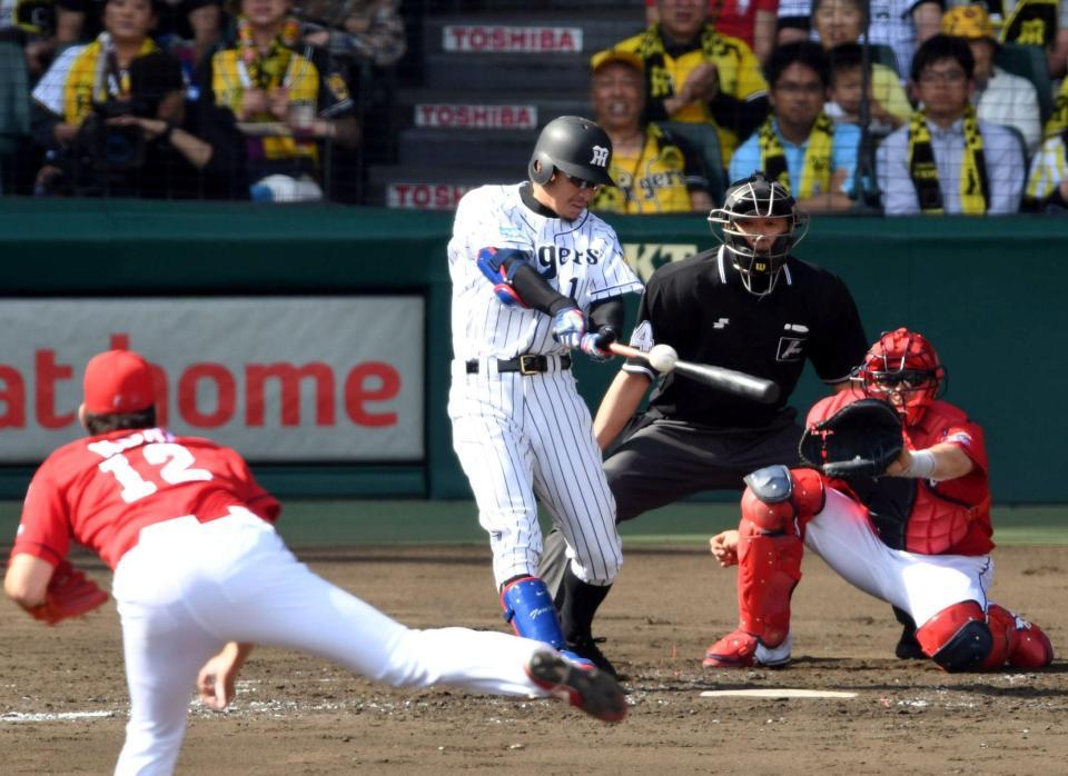 ４回阪神２死二、三塁、右前へ先制２点適時打を放つ阪神・鳥谷敬。投手・広島・九里亜蓮＝甲子園（撮影・田中太一）