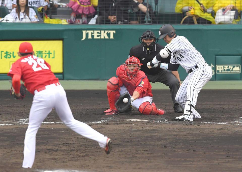 　６日・広島戦の６回、低めの変化球を見極める原口